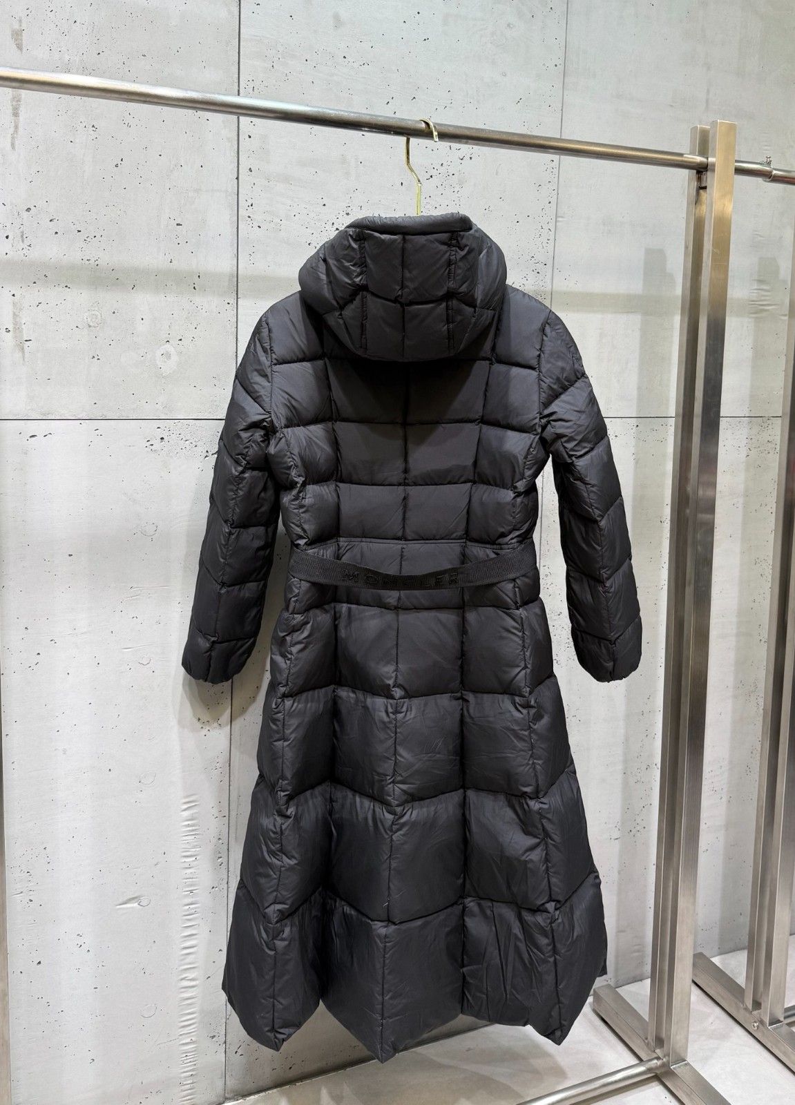 モンクレール ベルト付きロングダウンコート レディース 高品質 A31581