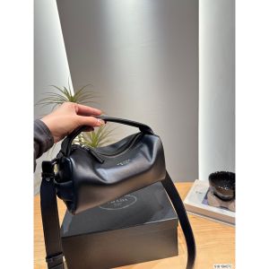 プラダ ショルダーバッグ 男女向け レザー A31613