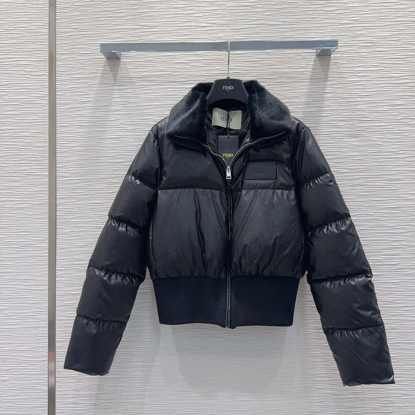 フェンディ ダウンジャケット ファー付き ショート レディース A31604