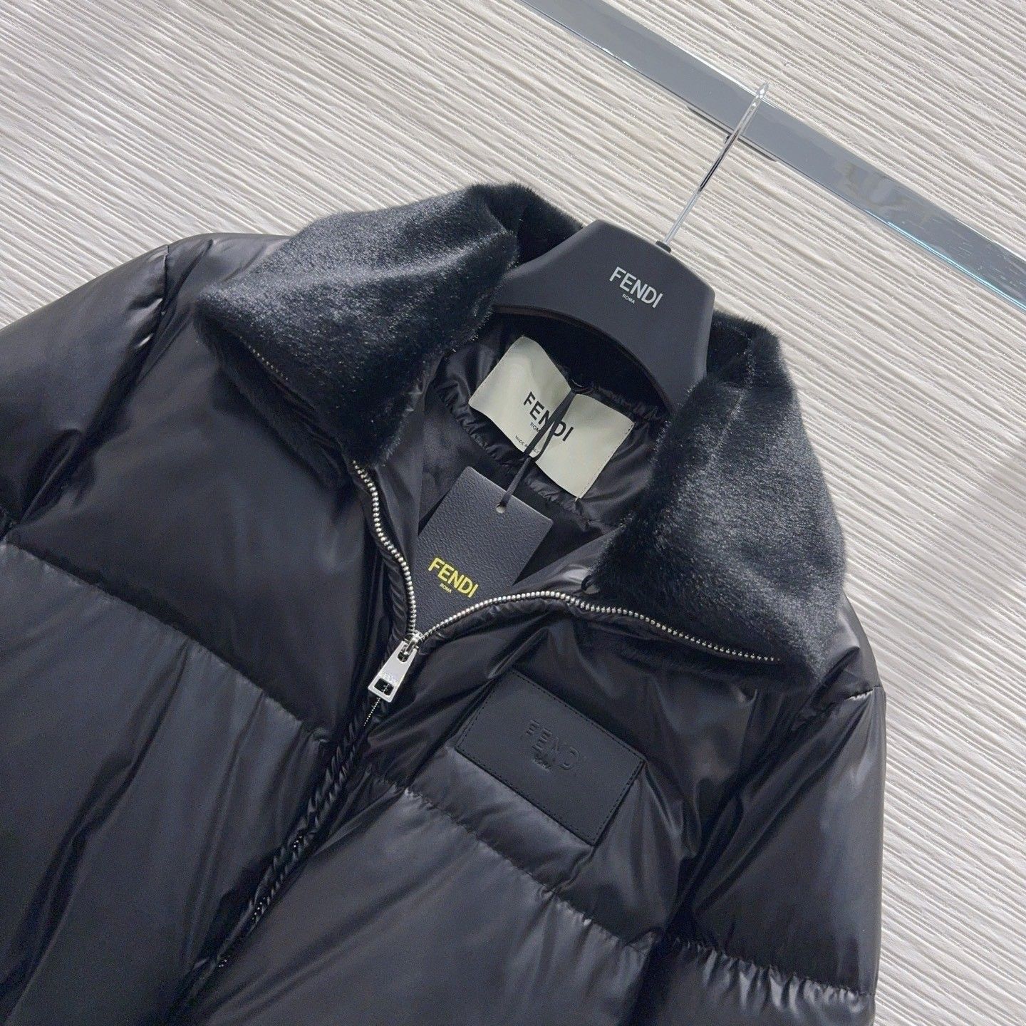 フェンディ ダウンジャケット ファー付き ショート レディース A31604