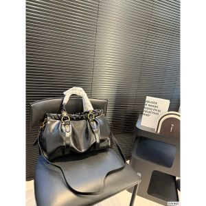 ミュウミュウ ショルダーバッグ レザー ハンドバッグ 高級感 A32682
