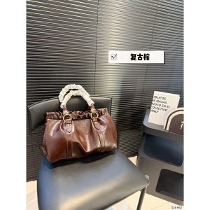 ミュウミュウ ショルダーバッグ レザー ハンドバッグ 高級感 A32682
