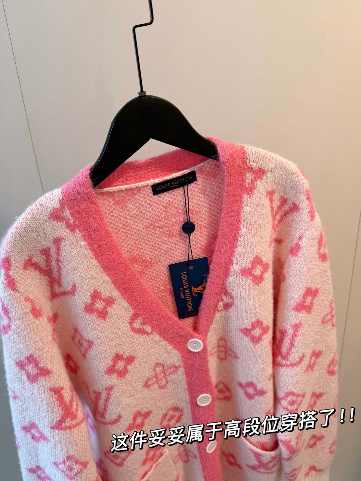 ルイヴィトン カーディガン 秋冬の定番ニット 可愛い A31674