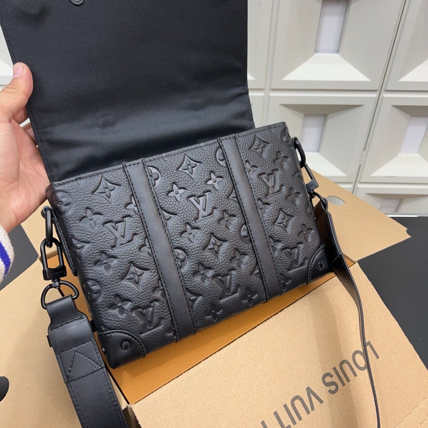 ルイヴィトン LV Trunk ショルダーバッグ レザー A31663