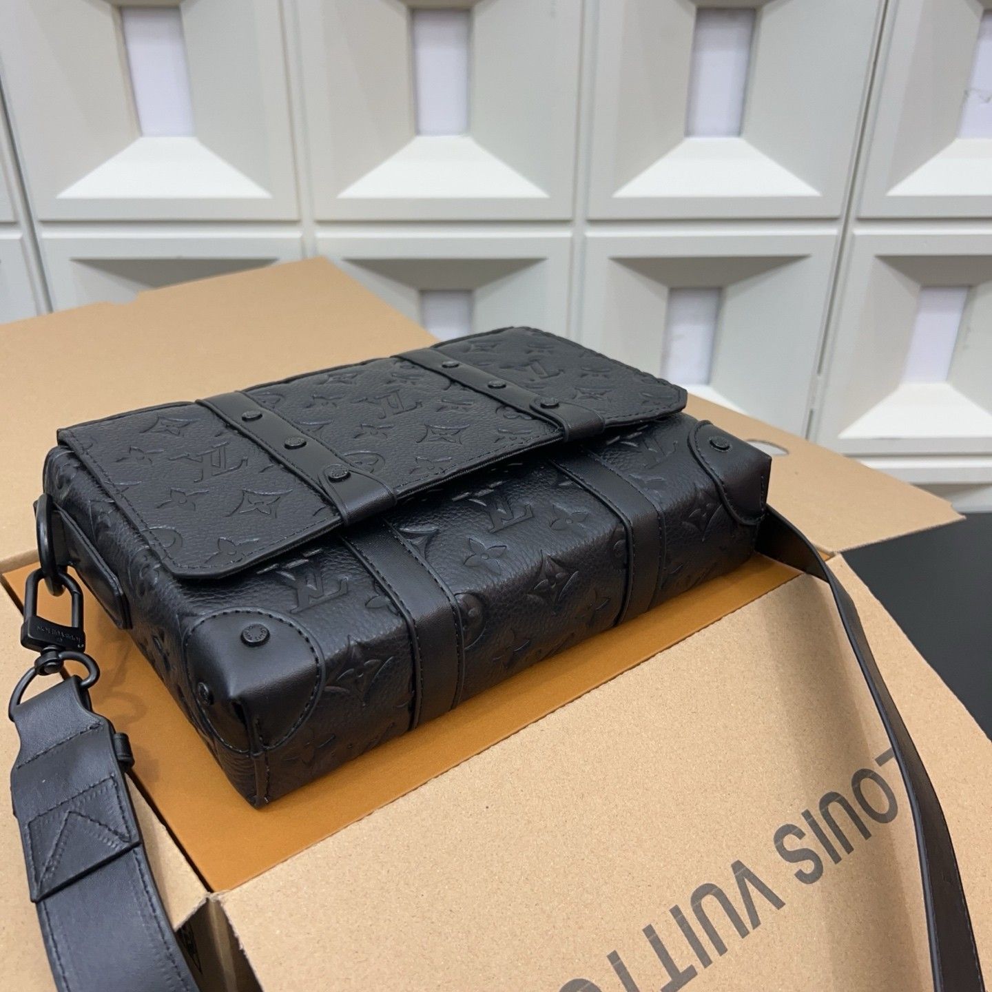 ルイヴィトン LV Trunk ショルダーバッグ レザー A31663