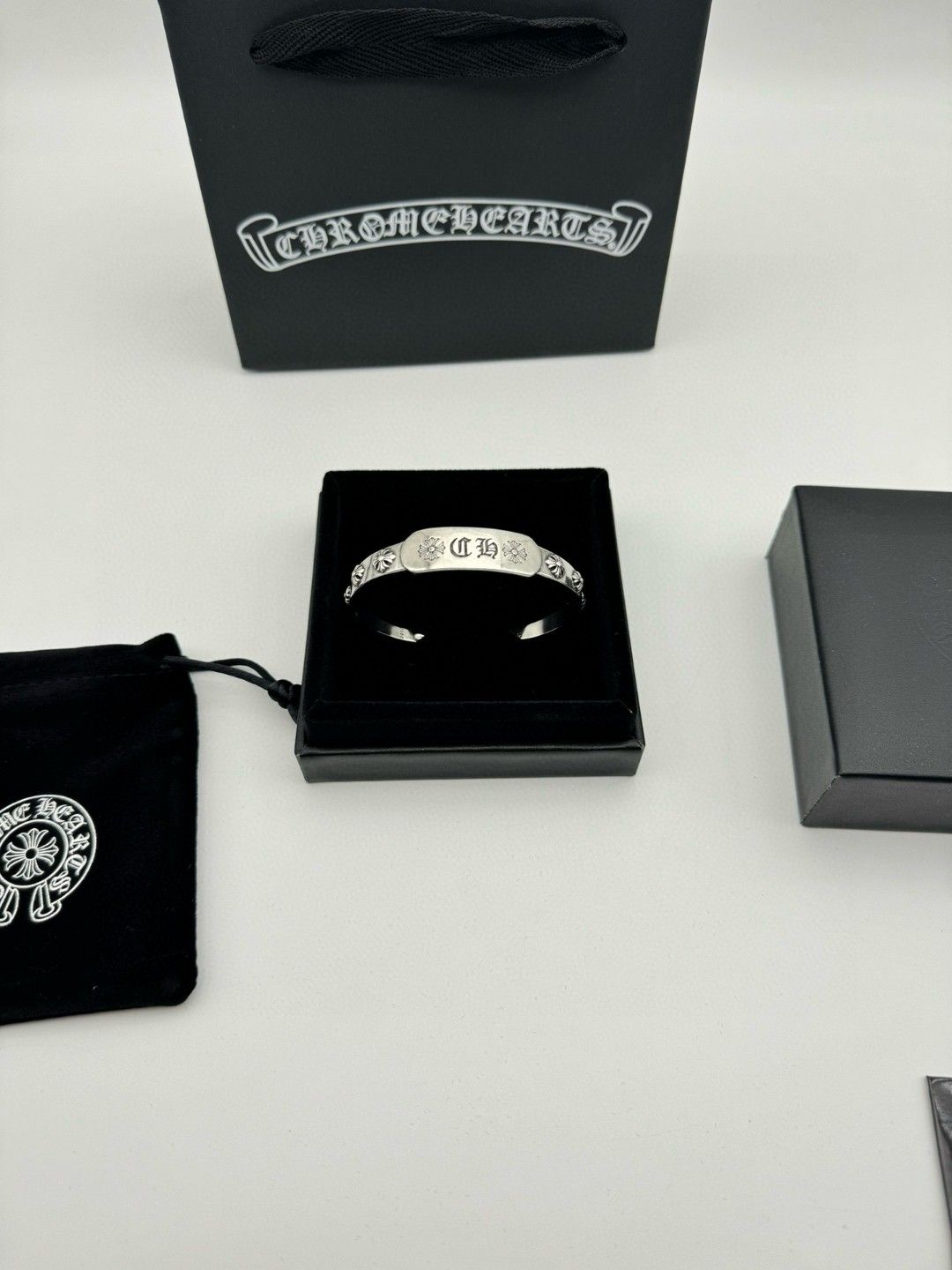 クロムハーツのオープンブレスレット 男女向け A31705