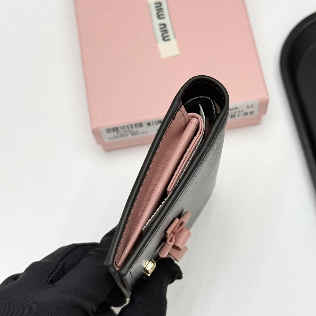 ミュウミュウ 短財布 レザー 可愛い A31685