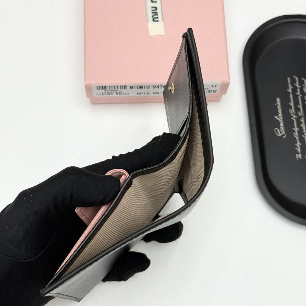 ミュウミュウ 短財布 レザー 可愛い A31685