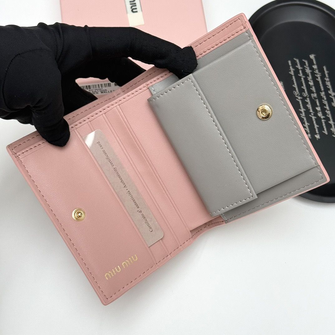 ミュウミュウ 短財布 レザー 可愛い A31685