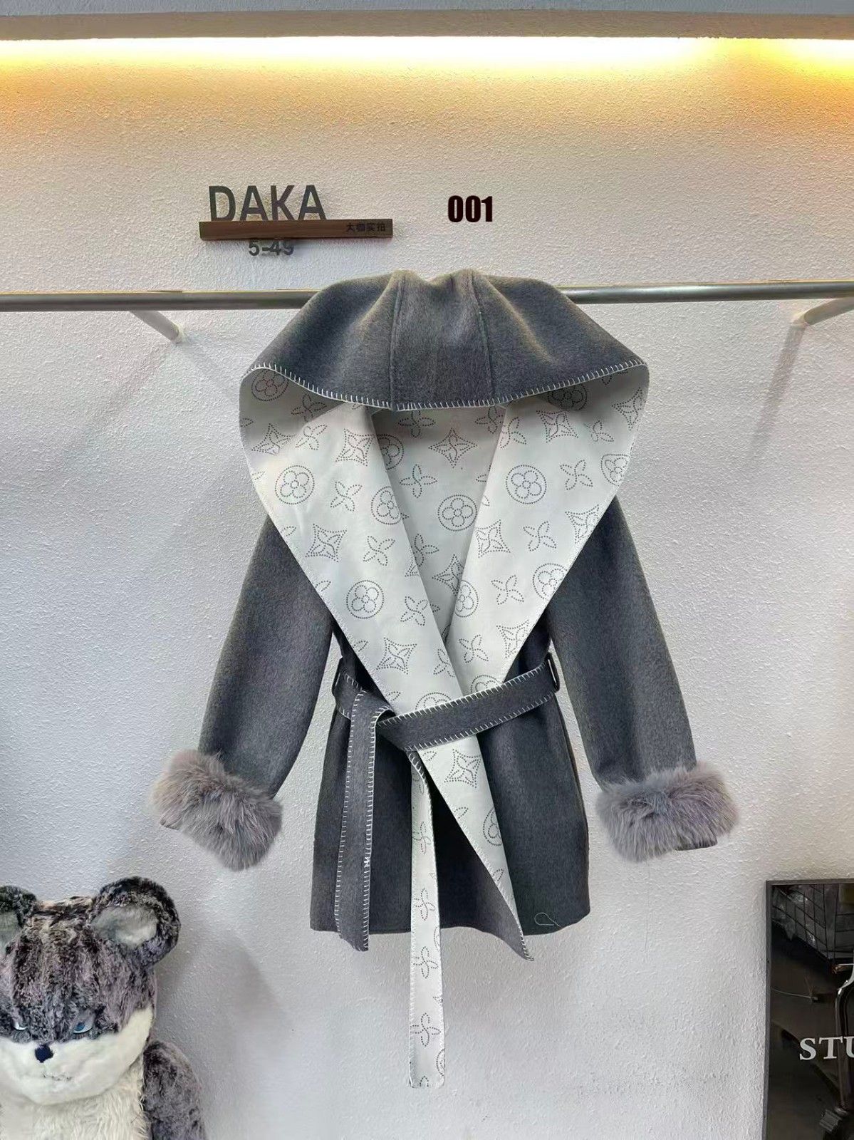 ルイヴィトン コート フード付きミドル丈 ファー付き袖 A31740