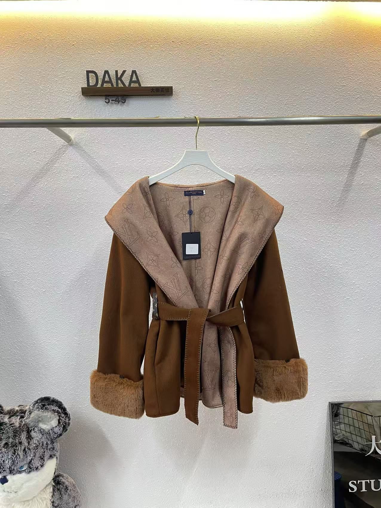 ルイヴィトン コート フード付きミドル丈 ファー付き袖 A31740