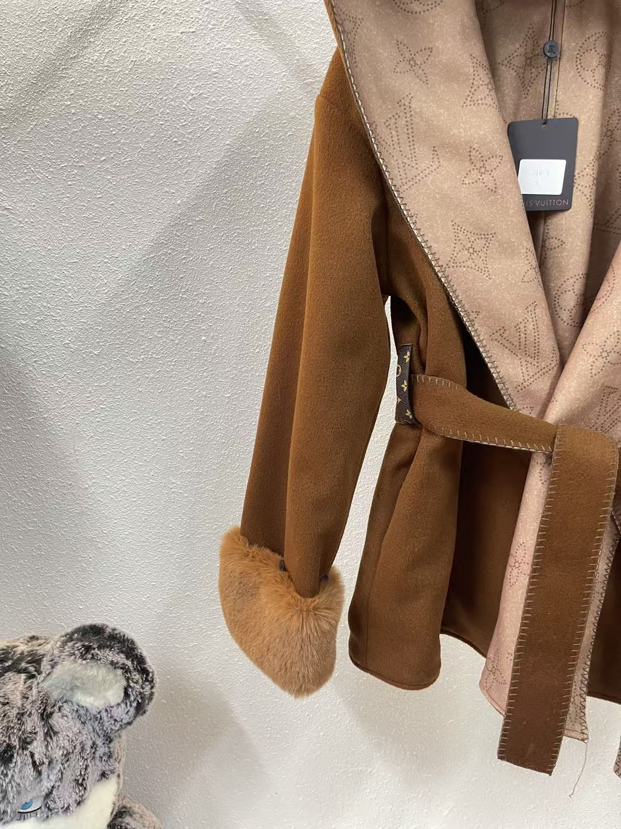 ルイヴィトン コート フード付きミドル丈 ファー付き袖 A31740