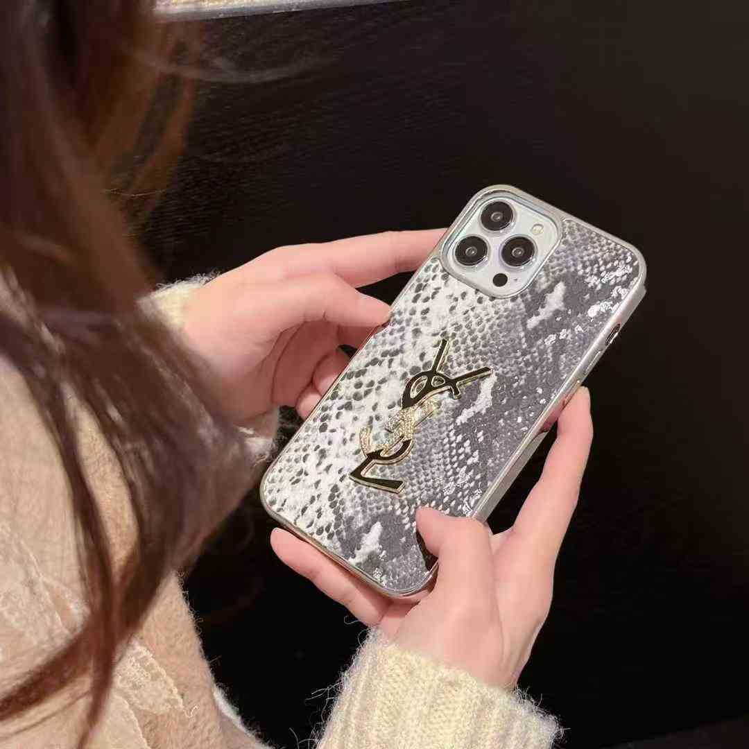 イヴサンローランiPhone16/15/14/13/12/11ケース