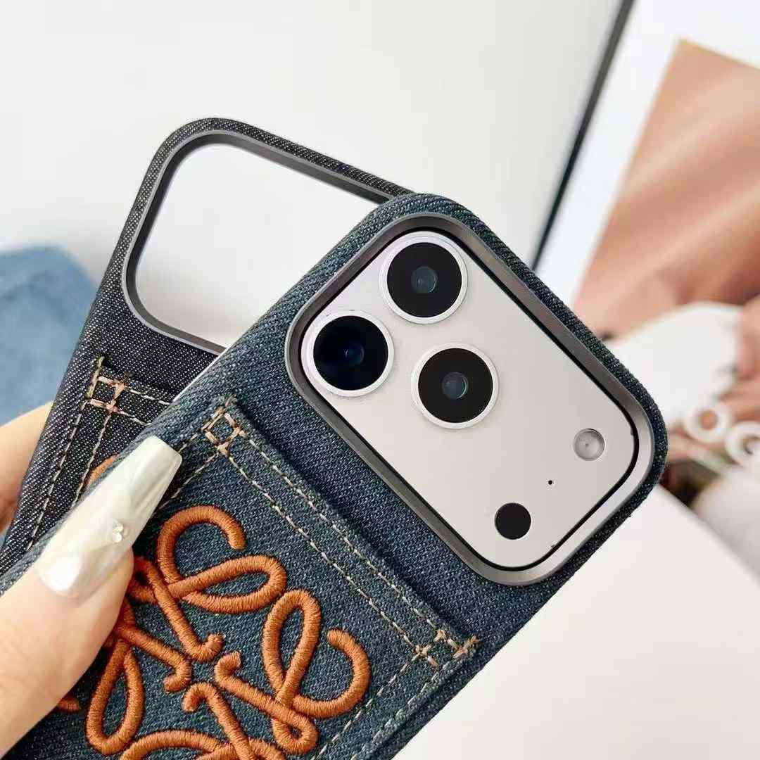 ロエベiPhone17/16/15/14/13sケース