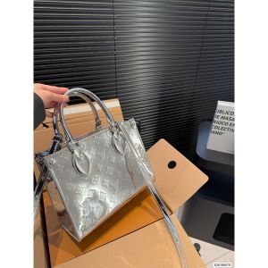 ルイヴィトン LV Onthegoトートバッグ シルバー エンボス加工 A31778