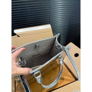 ルイヴィトン LV Onthegoトートバッグ シルバー エンボス加工 A31778