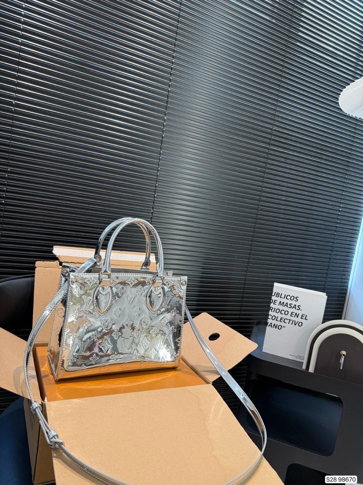 ルイヴィトン LV Onthegoトートバッグ シルバー エンボス加工 A31778