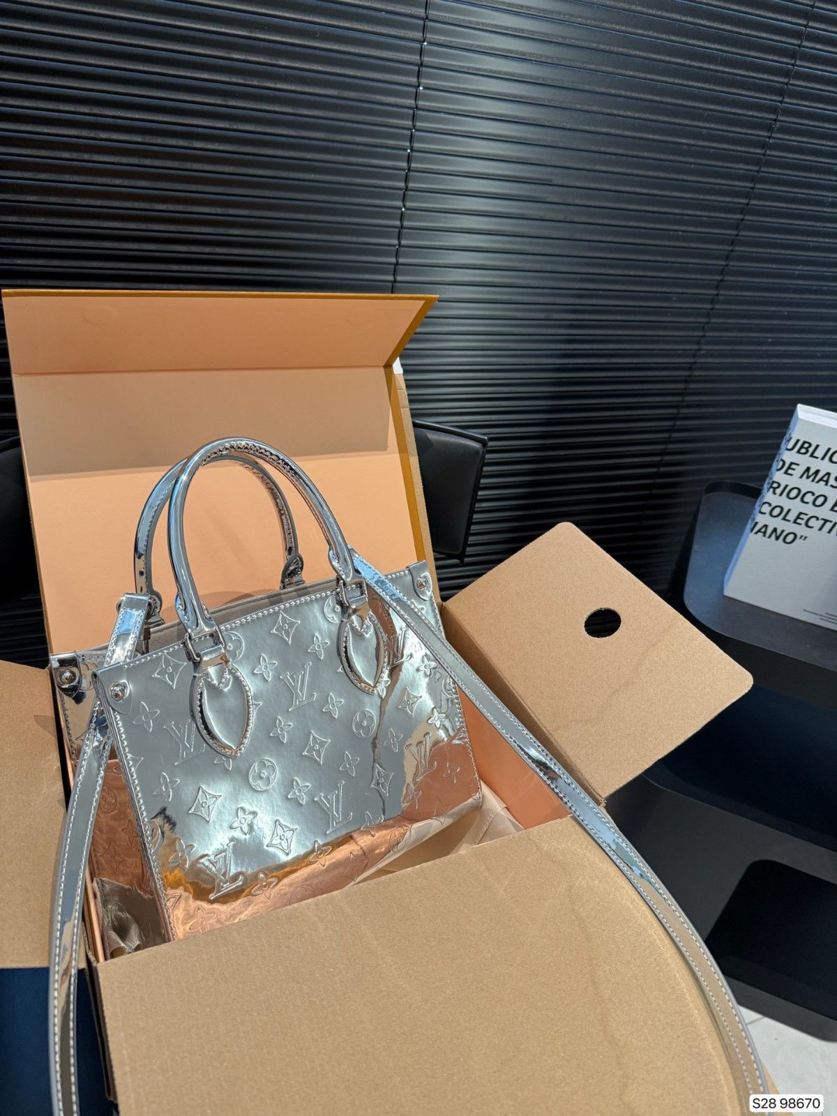 ルイヴィトン LV Onthegoトートバッグ シルバー エンボス加工 A31778