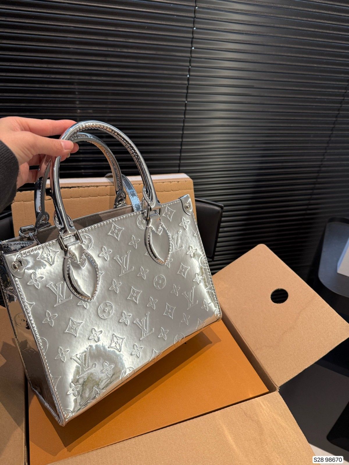 ルイヴィトン LV Onthegoトートバッグ シルバー エンボス加工 A31778