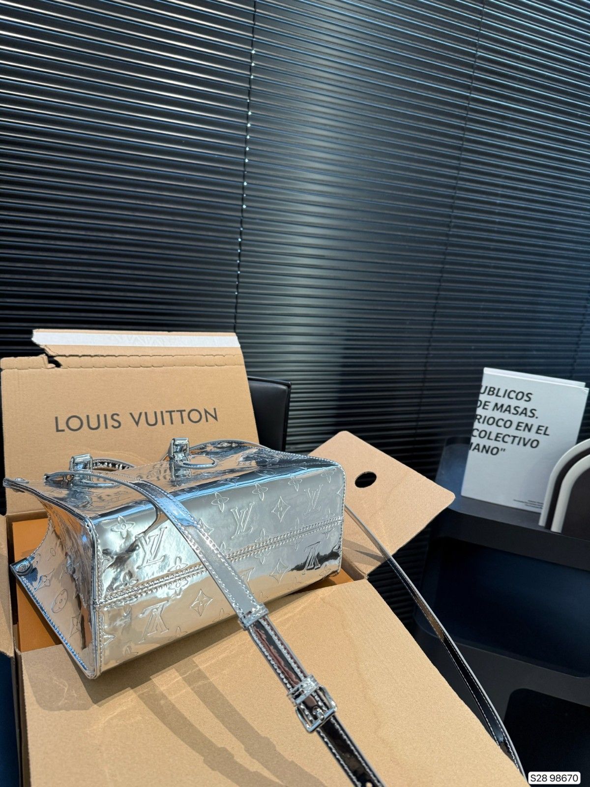 ルイヴィトン LV Onthegoトートバッグ シルバー エンボス加工 A31778