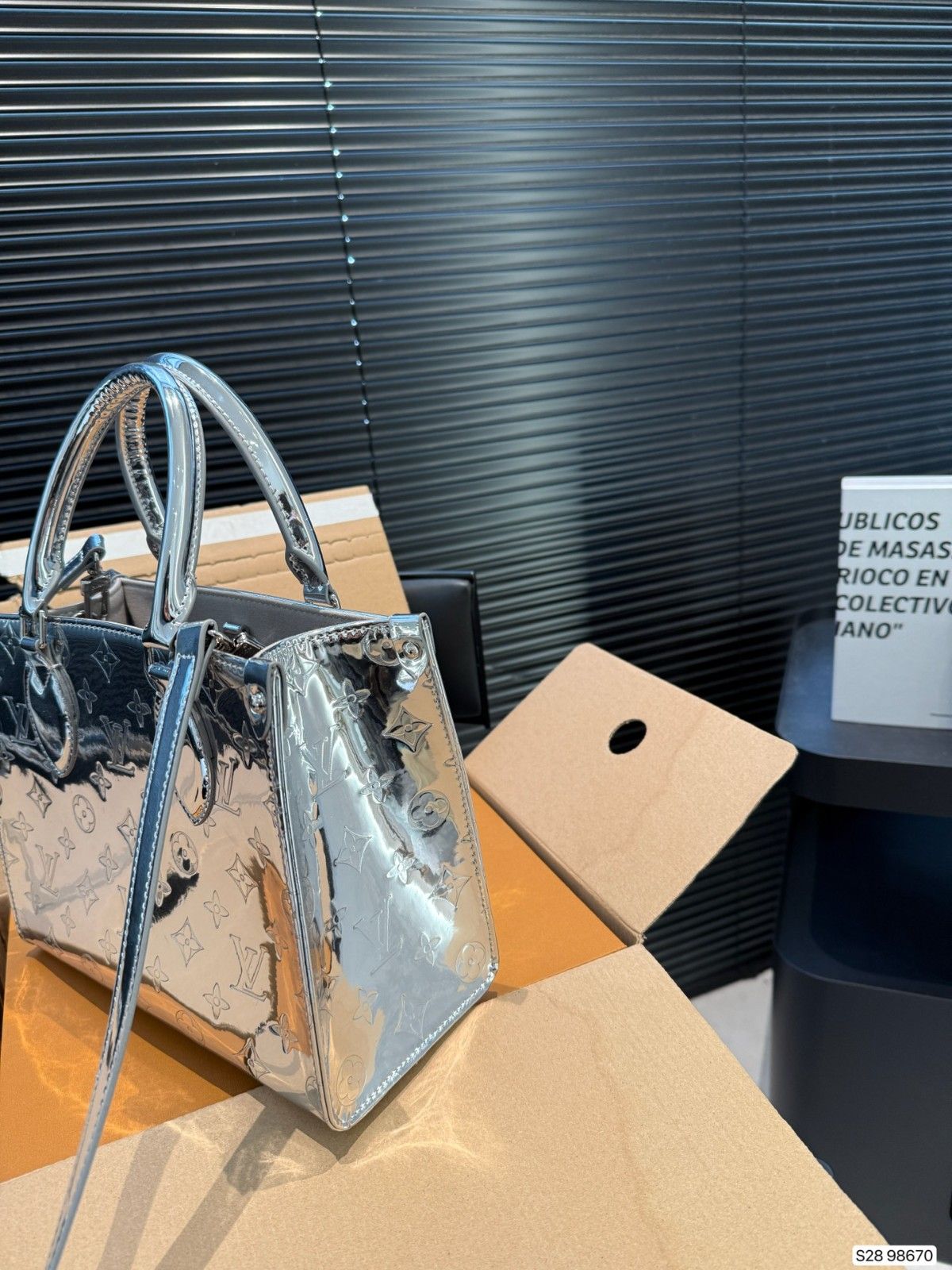 ルイヴィトン LV Onthegoトートバッグ シルバー エンボス加工 A31778