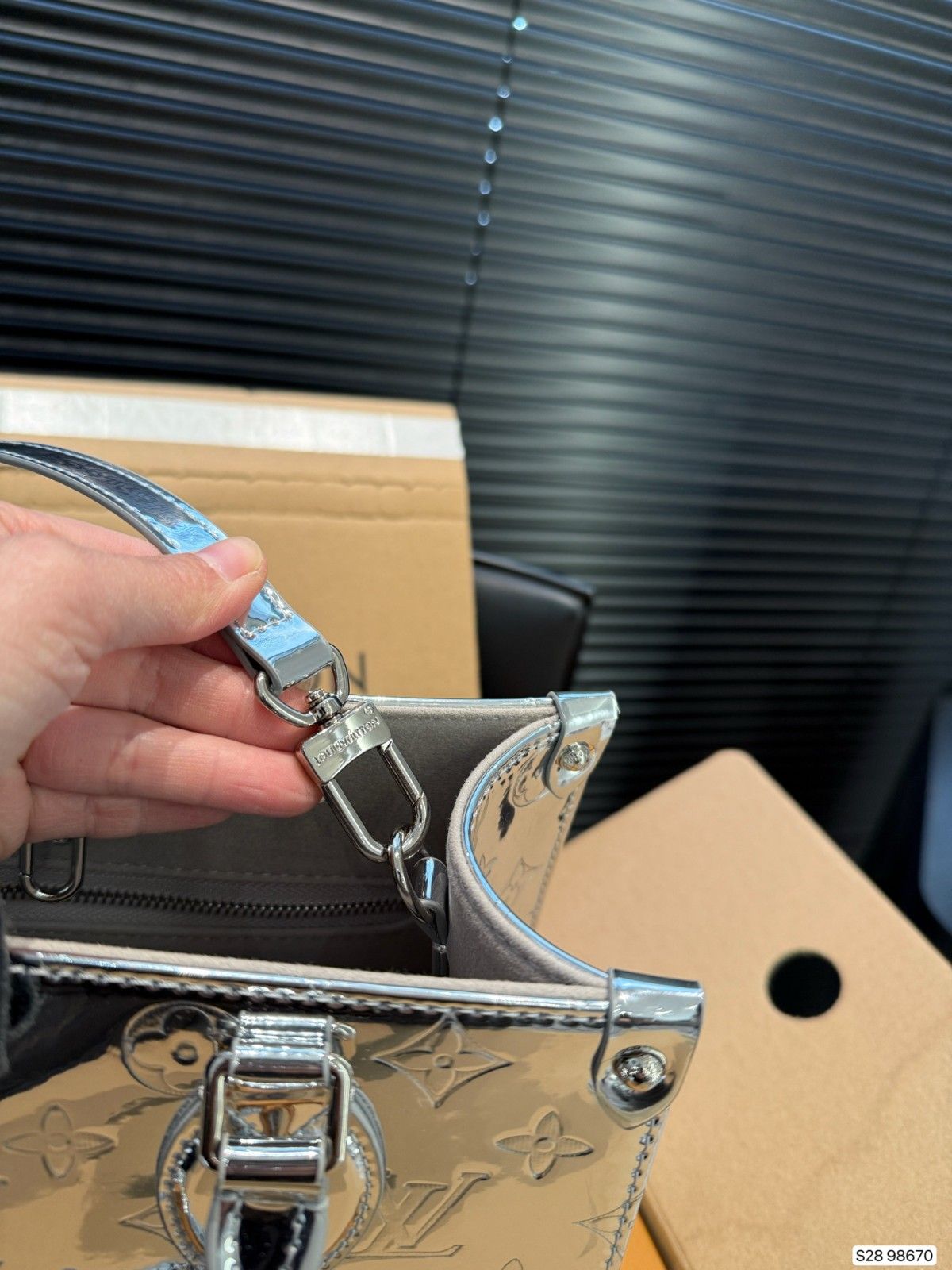 ルイヴィトン LV Onthegoトートバッグ シルバー エンボス加工 A31778