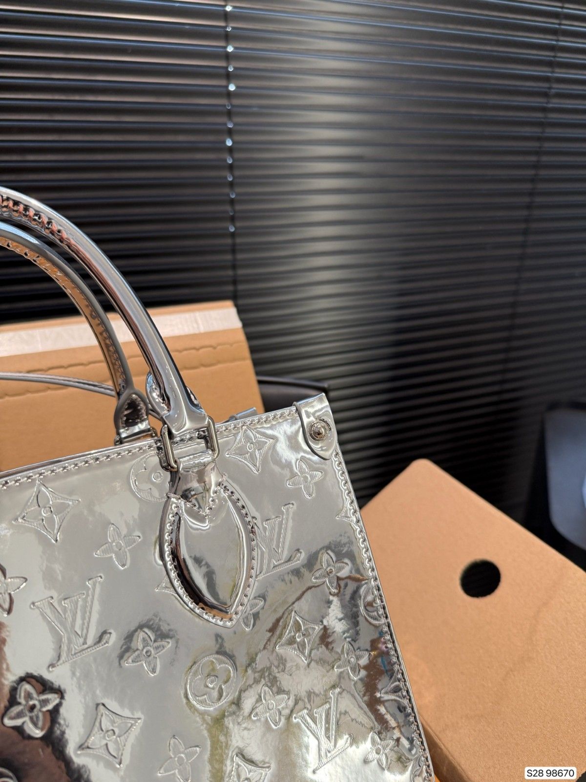 ルイヴィトン LV Onthegoトートバッグ シルバー エンボス加工 A31778