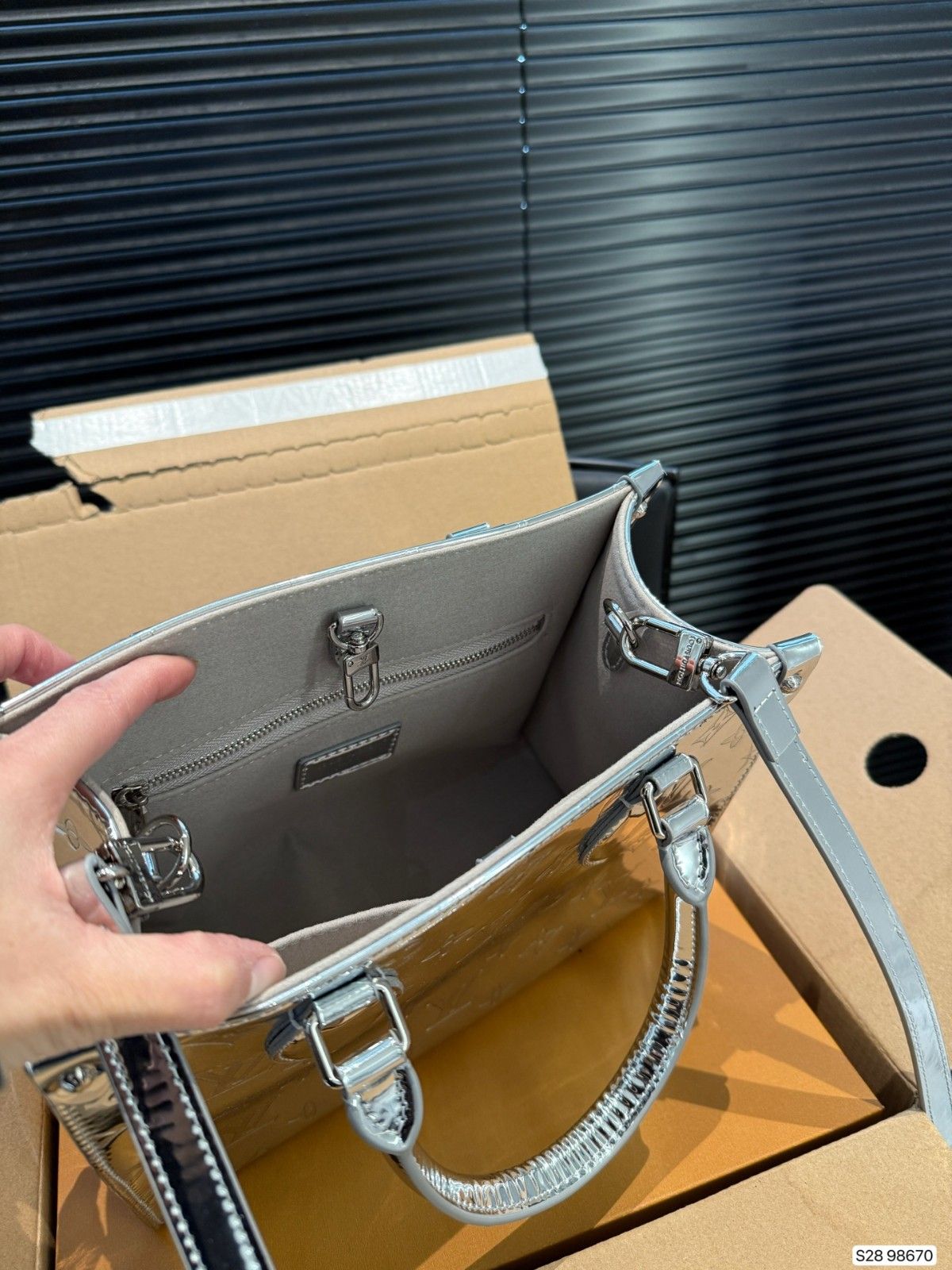 ルイヴィトン LV Onthegoトートバッグ シルバー エンボス加工 A31778