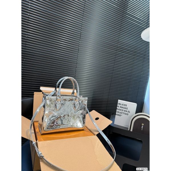 ルイヴィトン LV Onthegoトートバッグ シルバー エンボス加工 A31778