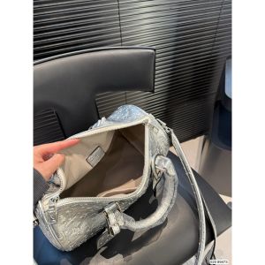 ルイヴィトン ショルダーバッグ シルバー エンボス加工 A31777