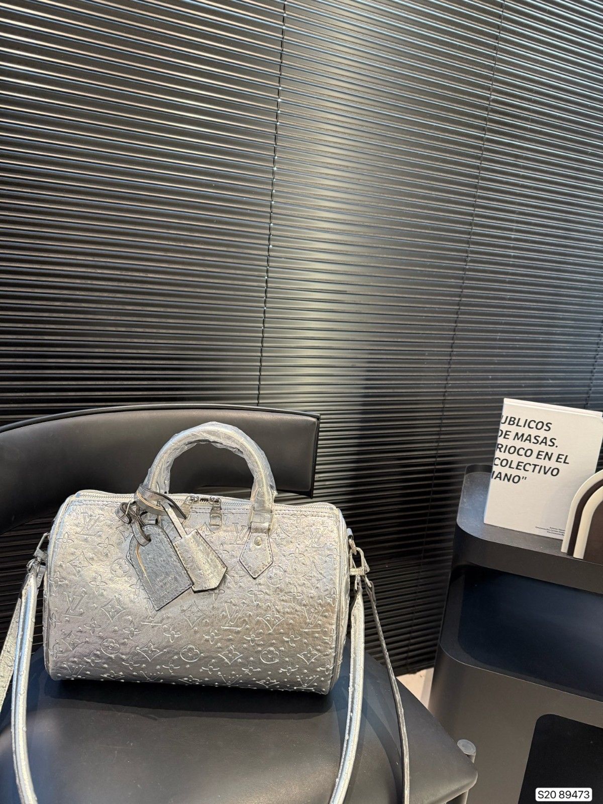 ルイヴィトン ショルダーバッグ シルバー エンボス加工 A31777