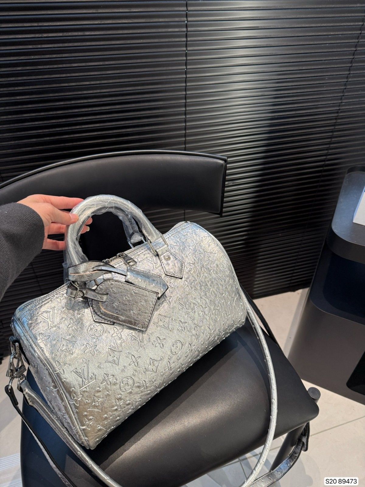 ルイヴィトン ショルダーバッグ シルバー エンボス加工 A31777