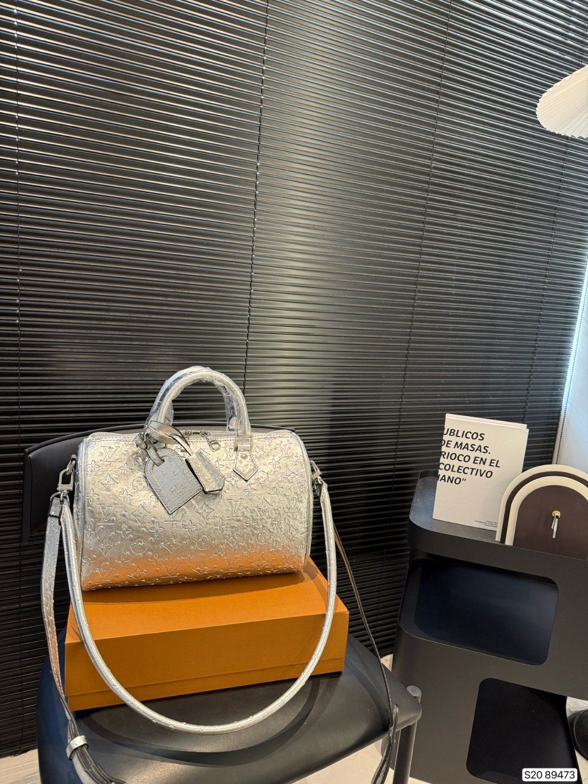 ルイヴィトン ショルダーバッグ シルバー エンボス加工 A31777