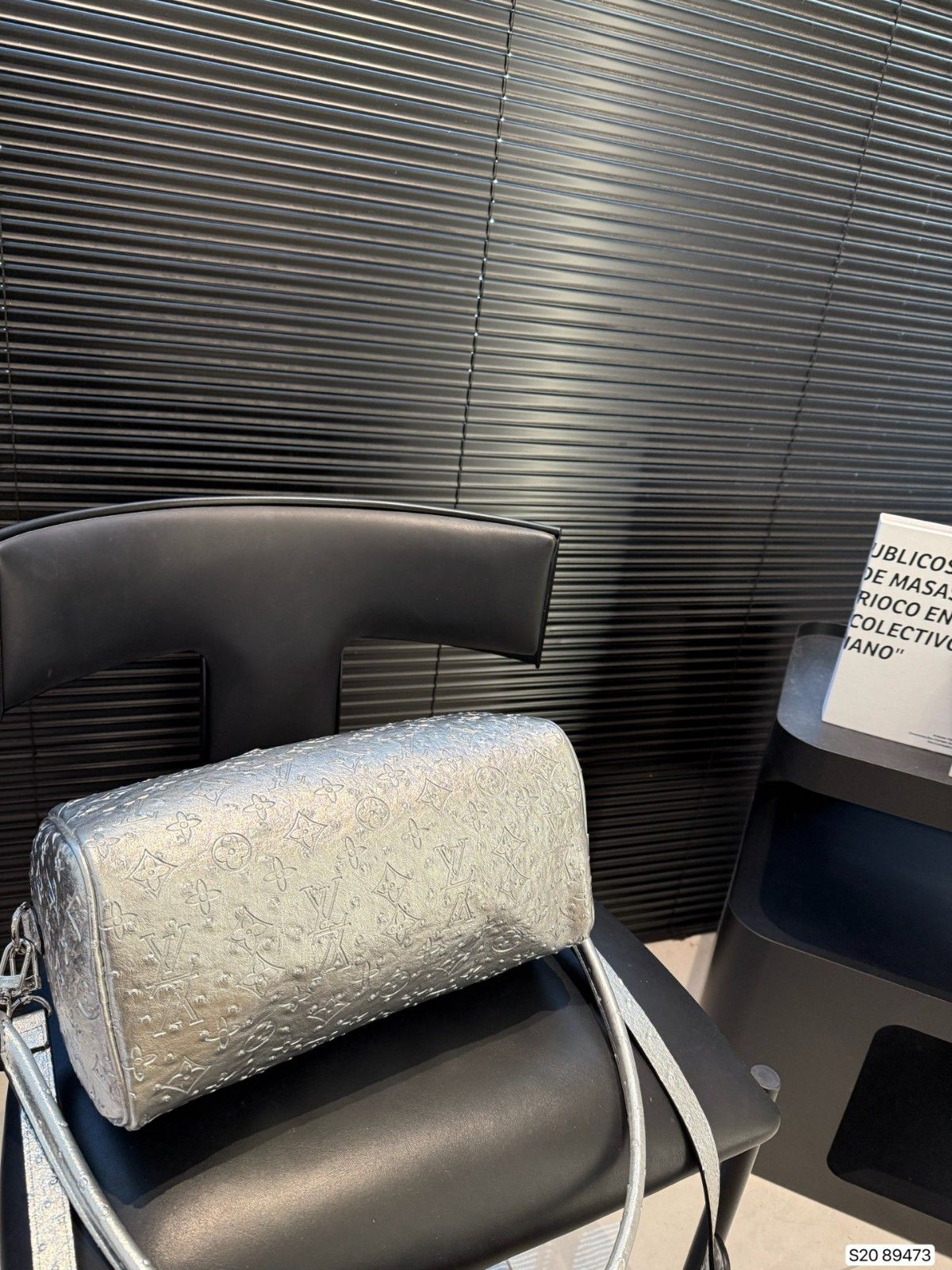 ルイヴィトン ショルダーバッグ シルバー エンボス加工 A31777