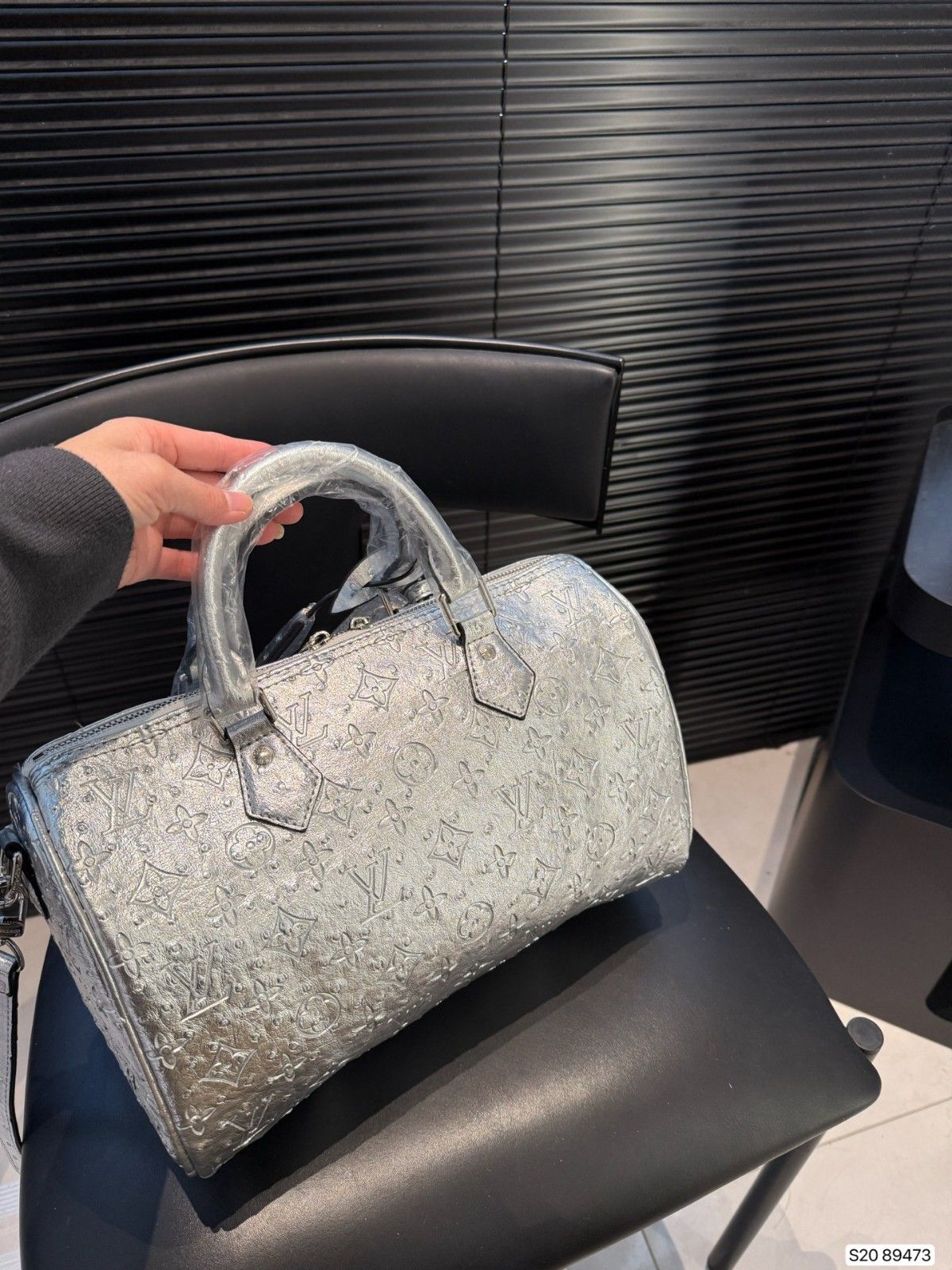 ルイヴィトン ショルダーバッグ シルバー エンボス加工 A31777