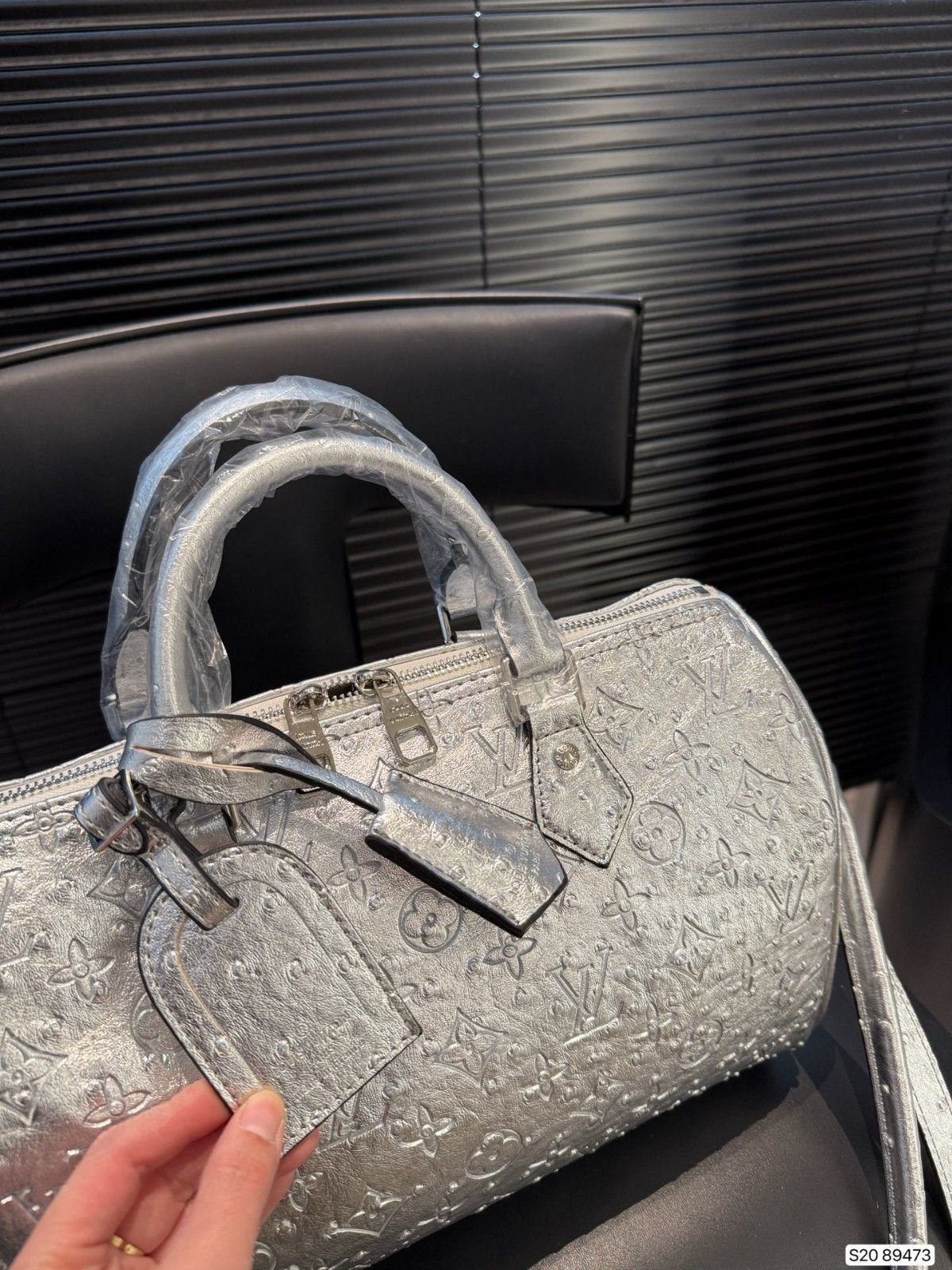 ルイヴィトン ショルダーバッグ シルバー エンボス加工 A31777