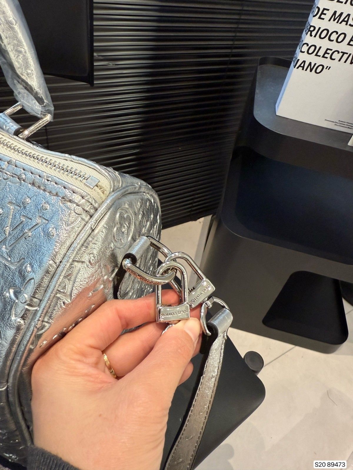 ルイヴィトン ショルダーバッグ シルバー エンボス加工 A31777