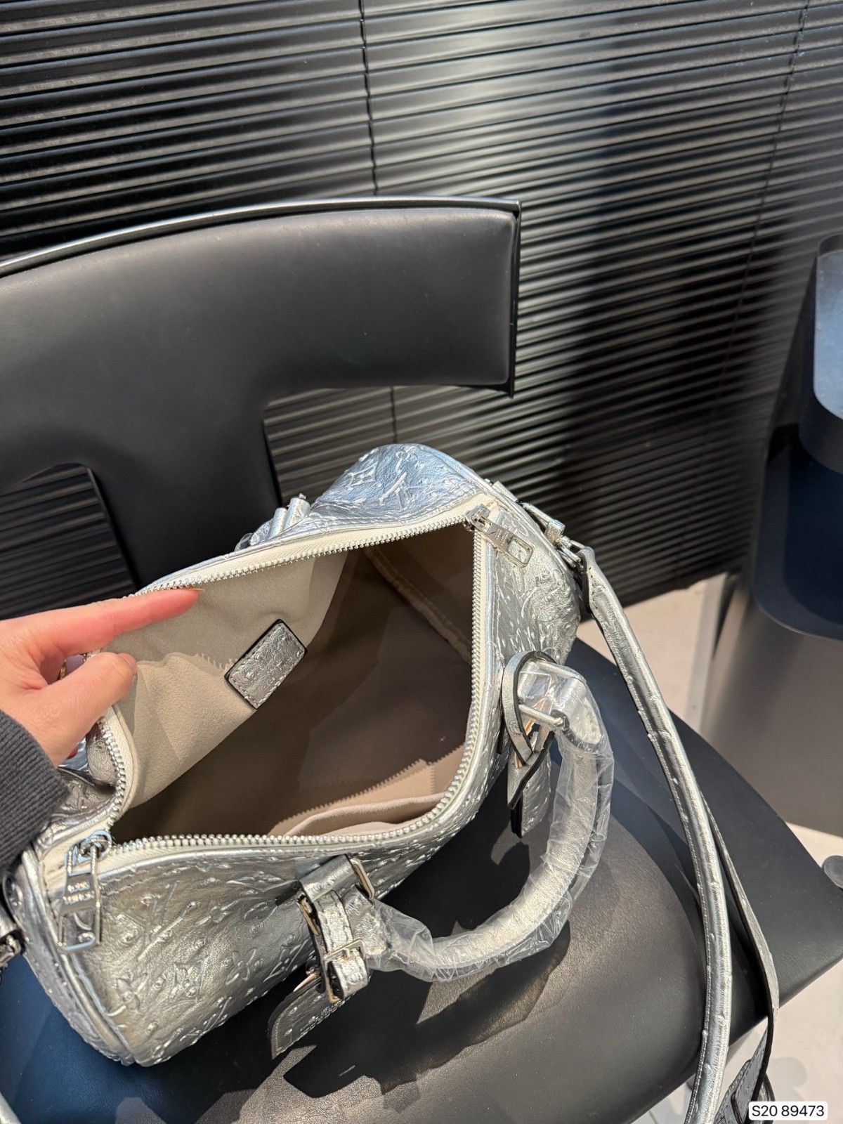 ルイヴィトン ショルダーバッグ シルバー エンボス加工 A31777