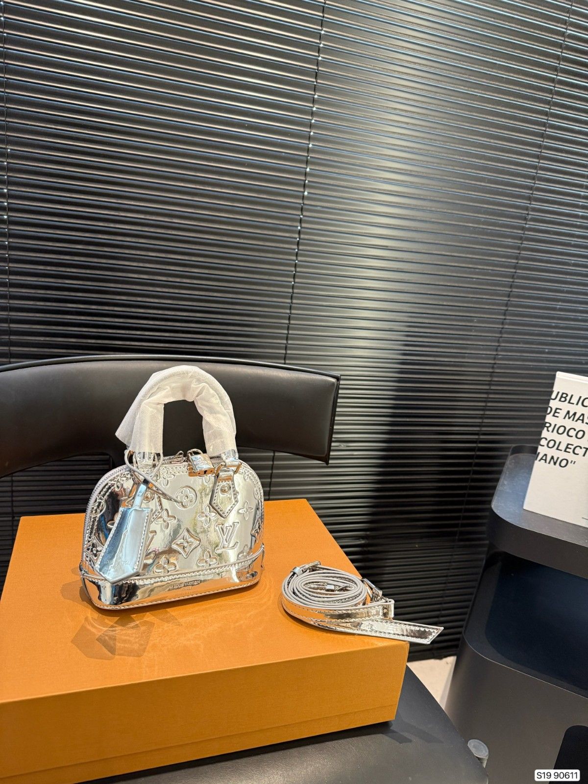 ルイヴィトン ハンドバッグ ショルダーシルバー エンボス加工 可愛い A31776