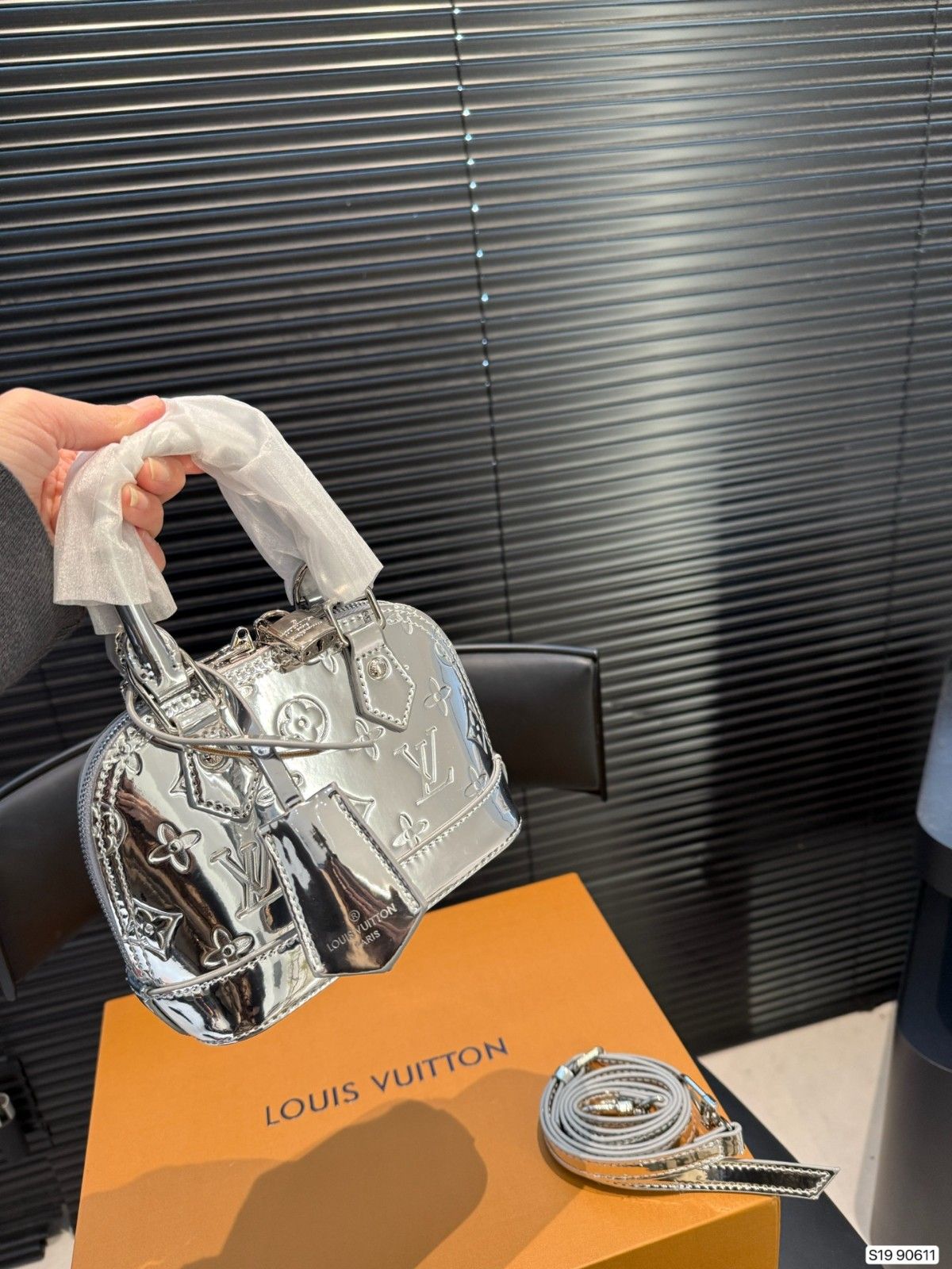 ルイヴィトン ハンドバッグ ショルダーシルバー エンボス加工 可愛い A31776