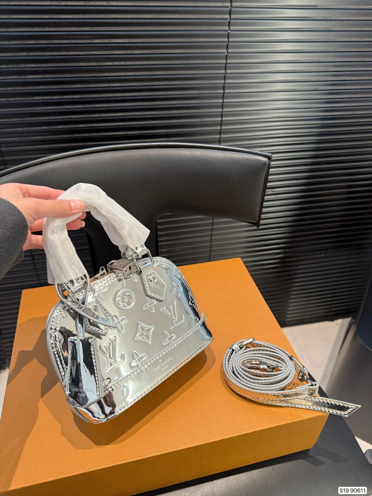 ルイヴィトン ハンドバッグ ショルダーシルバー エンボス加工 可愛い A31776