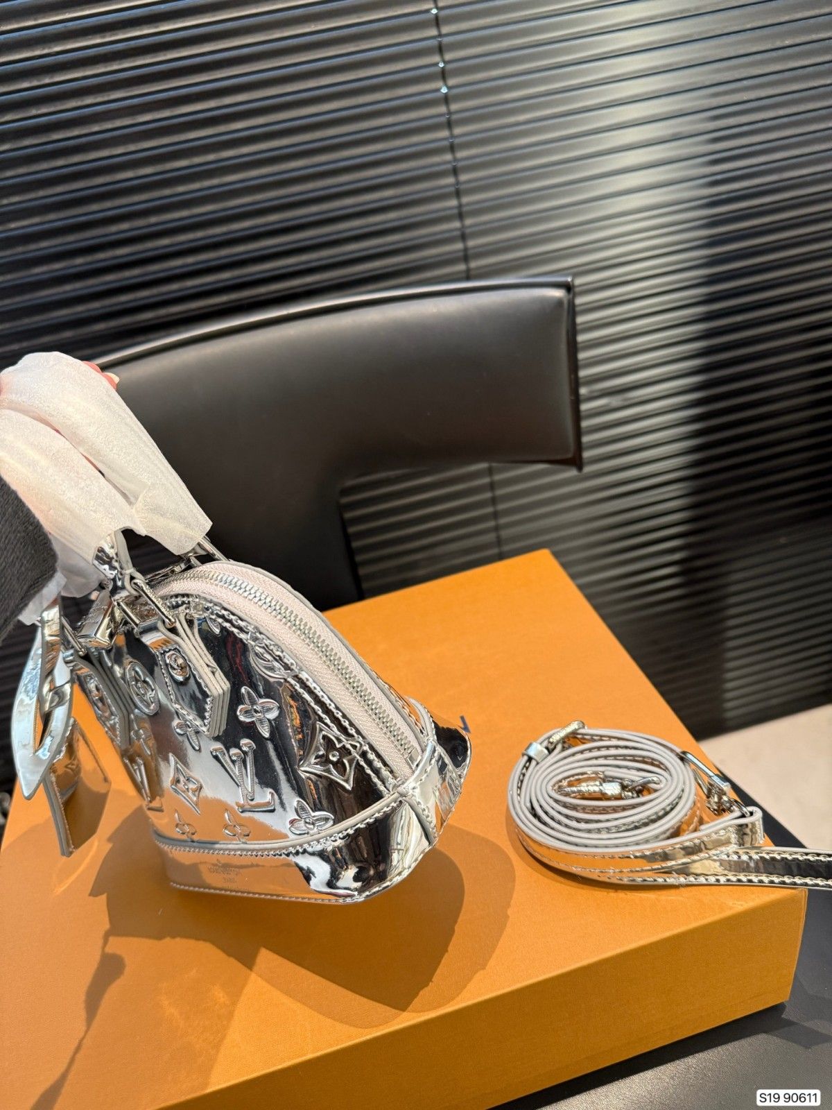 ルイヴィトン ハンドバッグ ショルダーシルバー エンボス加工 可愛い A31776