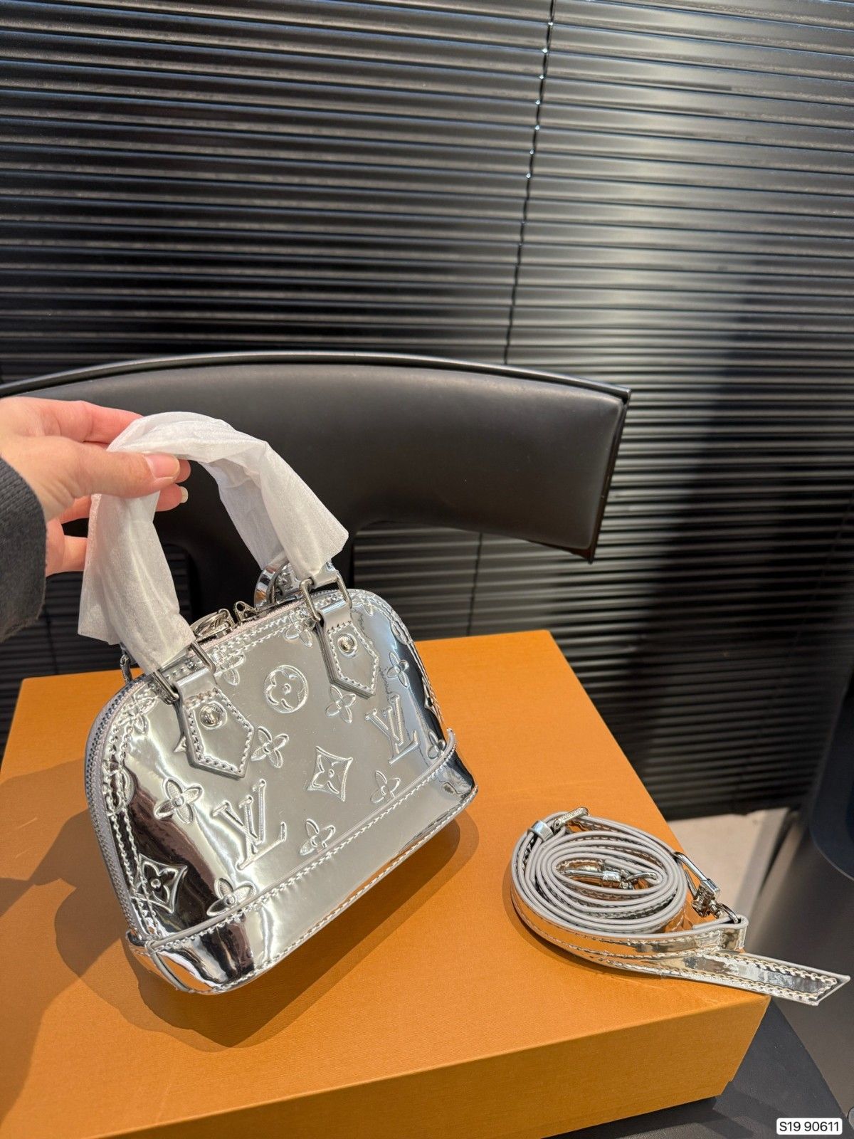 ルイヴィトン ハンドバッグ ショルダーシルバー エンボス加工 可愛い A31776