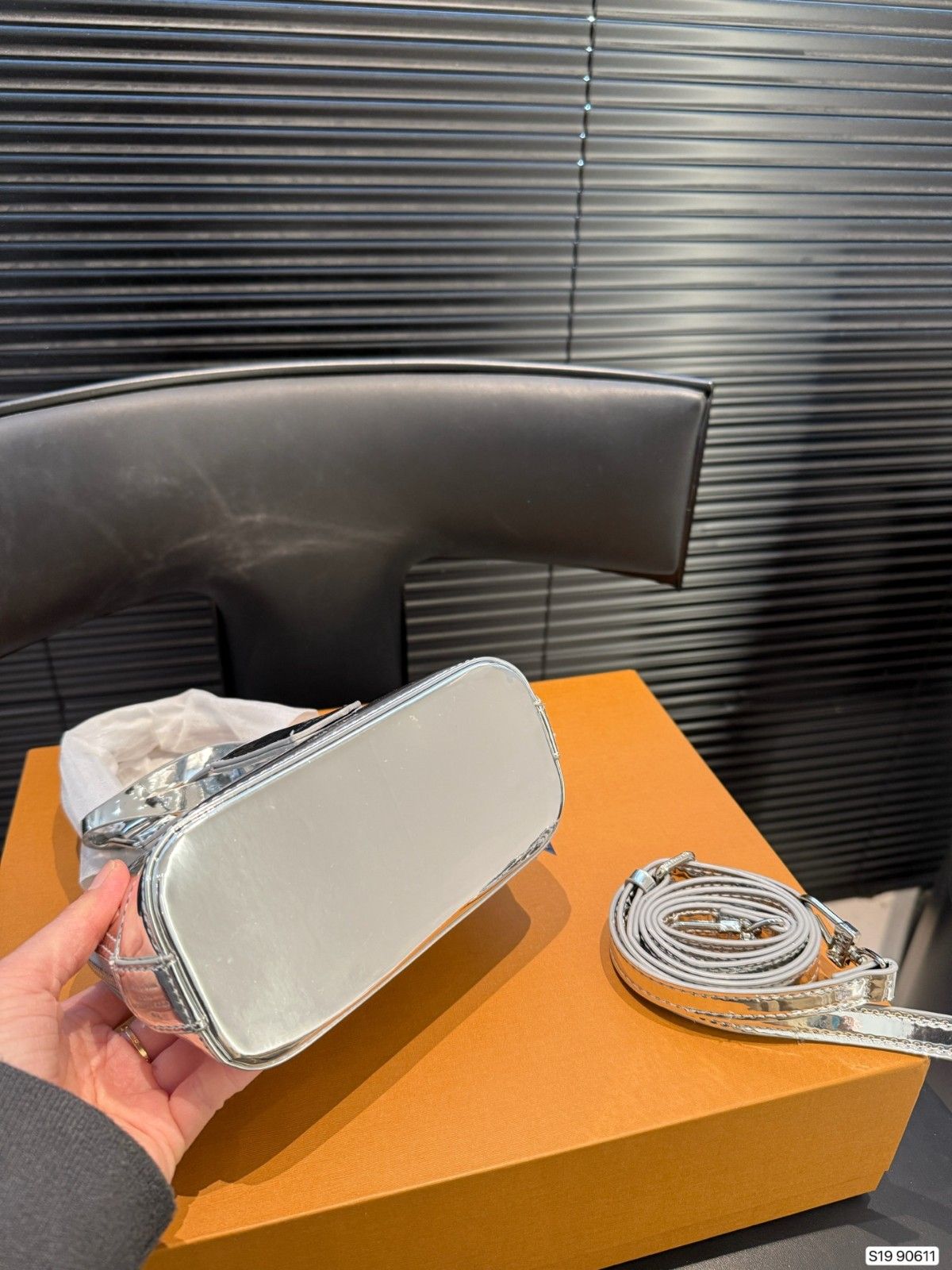 ルイヴィトン ハンドバッグ ショルダーシルバー エンボス加工 可愛い A31776