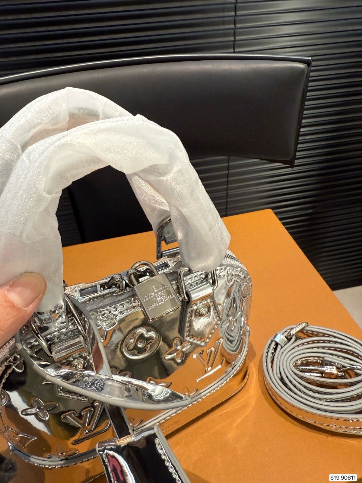 ルイヴィトン ハンドバッグ ショルダーシルバー エンボス加工 可愛い A31776