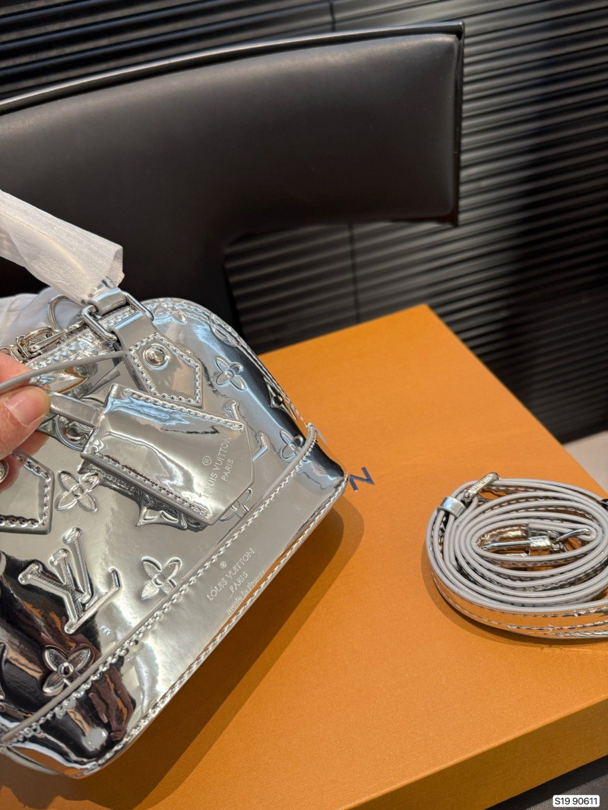 ルイヴィトン ハンドバッグ ショルダーシルバー エンボス加工 可愛い A31776