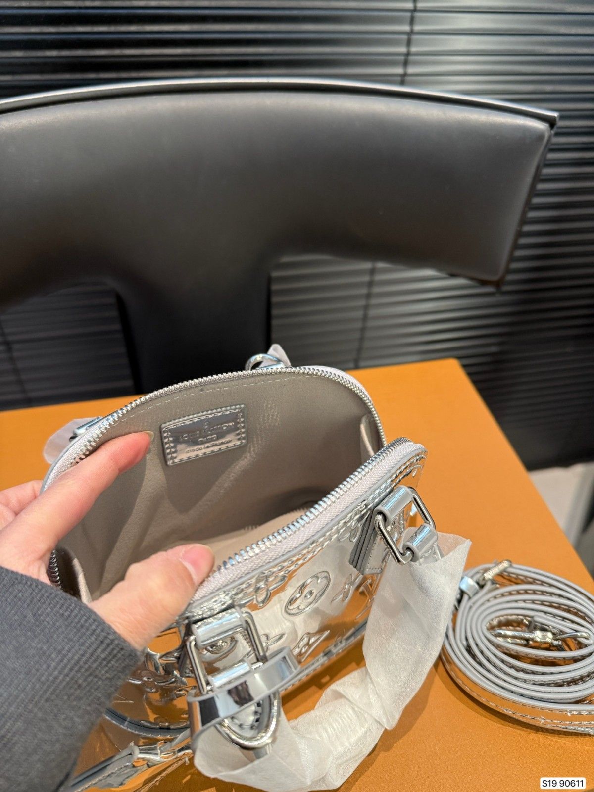 ルイヴィトン ハンドバッグ ショルダーシルバー エンボス加工 可愛い A31776