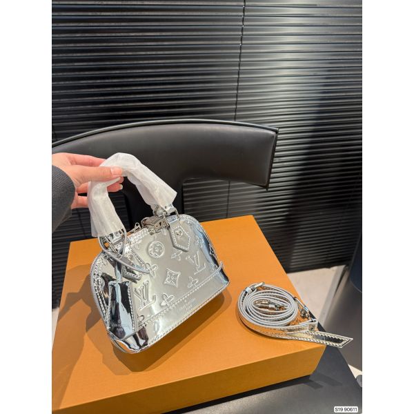 ルイヴィトン ハンドバッグ ショルダーシルバー エンボス加工 可愛い A31776