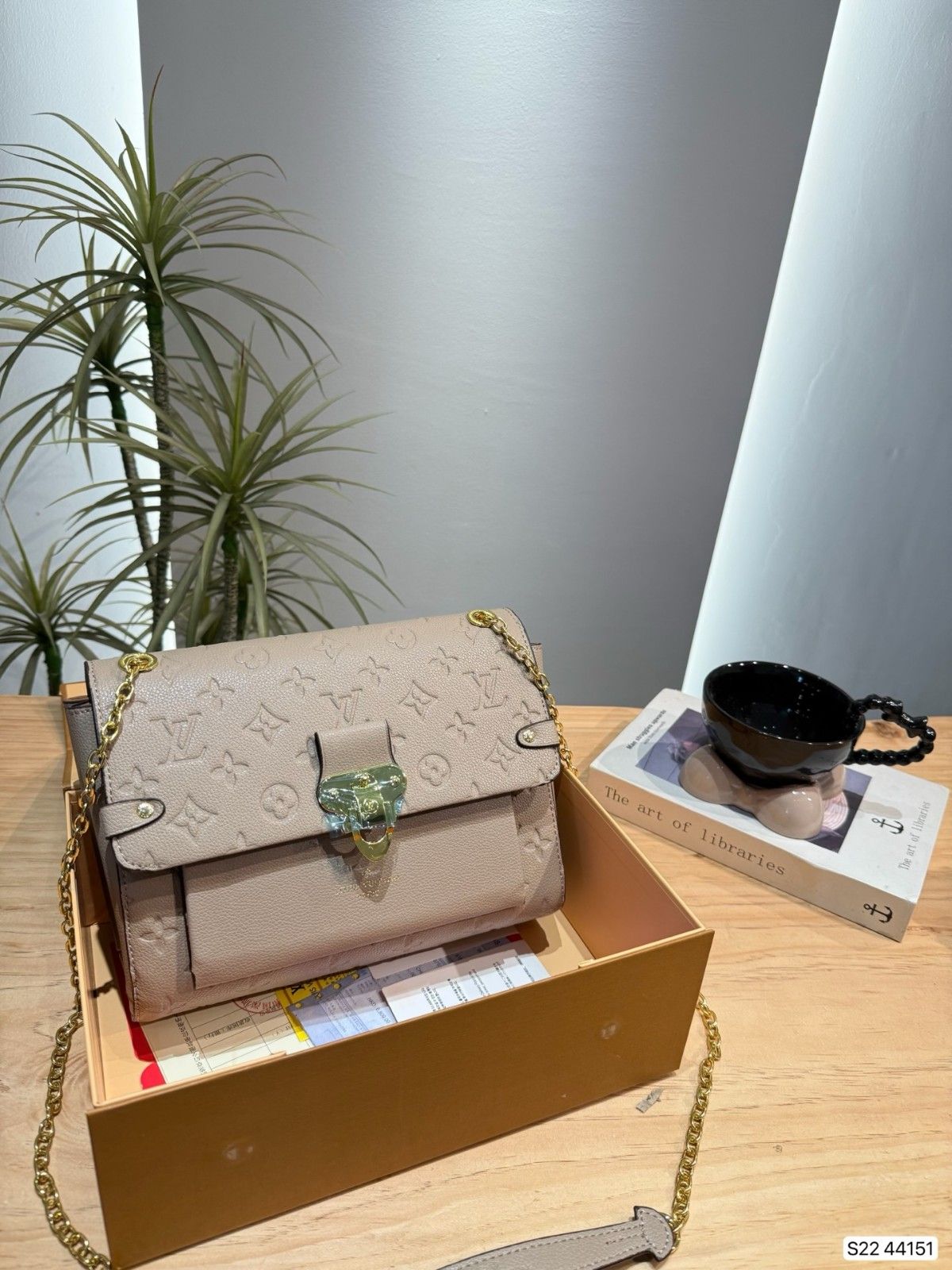 ルイヴィトン チェーンバッグ エンボス加工 オシャレ A31769