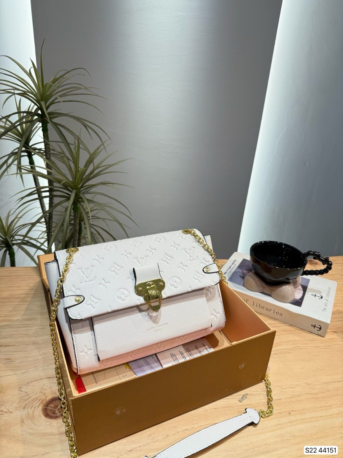 ルイヴィトン チェーンバッグ エンボス加工 オシャレ A31769